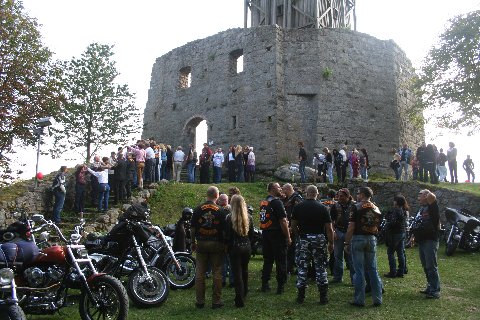 Auf Ner Burgruine Heiraten...