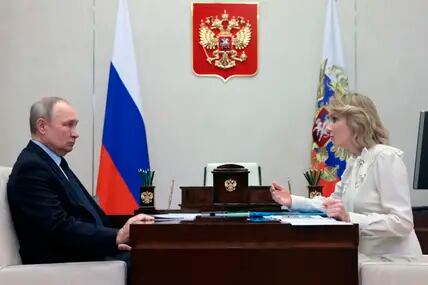 Maria Lwowa-Belowa (rechts), Kinderrechtsbeauftragte der Russischen Föderation, spricht mit dem Präsidenten Wladimir Putin im Februar in Moskau.
